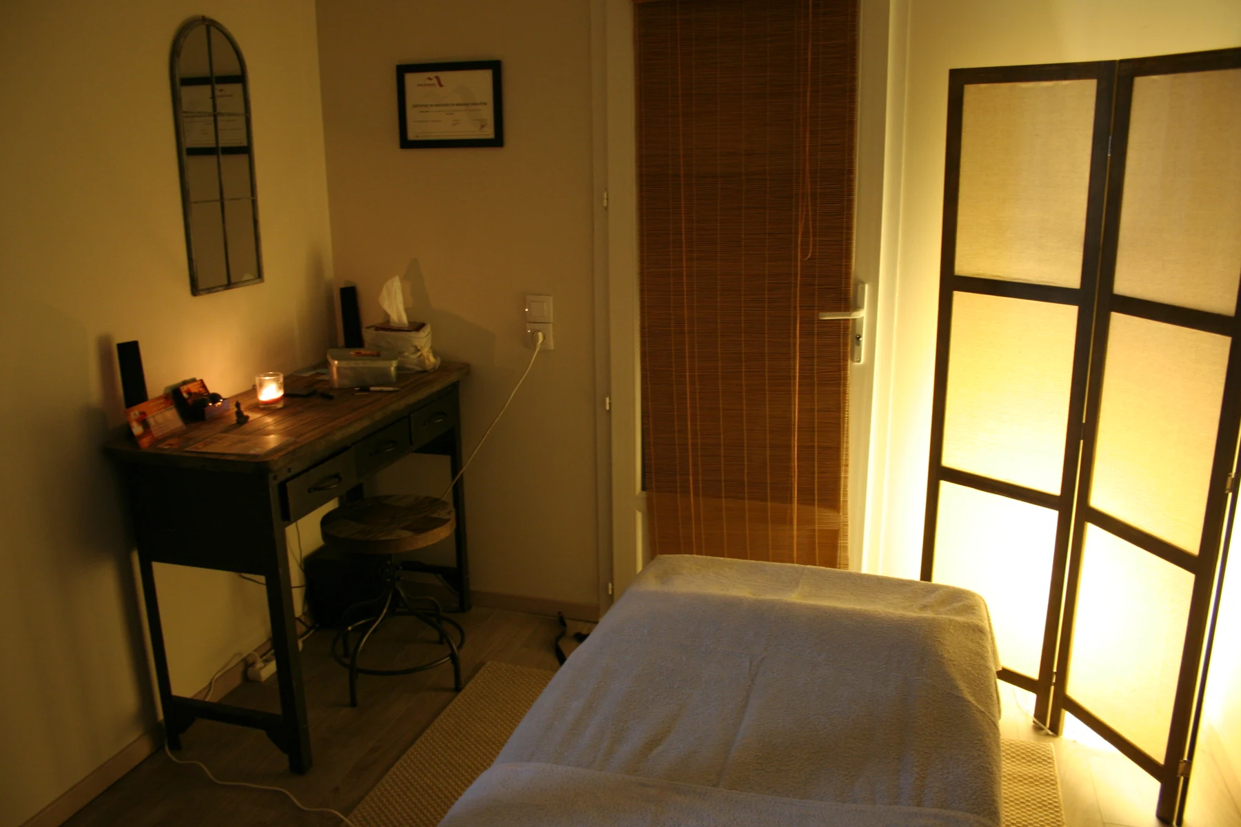 La table de massage dans une ambiance aux couleurs chaudes