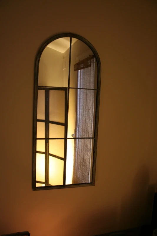 Un miroir et une lumière chaleureuse dans le cabinet