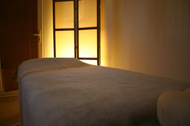 La table de massage dans une lumière tamisée